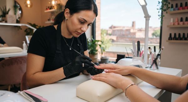 Devenir experte en onglerie à Toulouse : guide complet