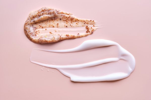 Comment préparer un gommage pour le visage à base de sucre brun et de miel?